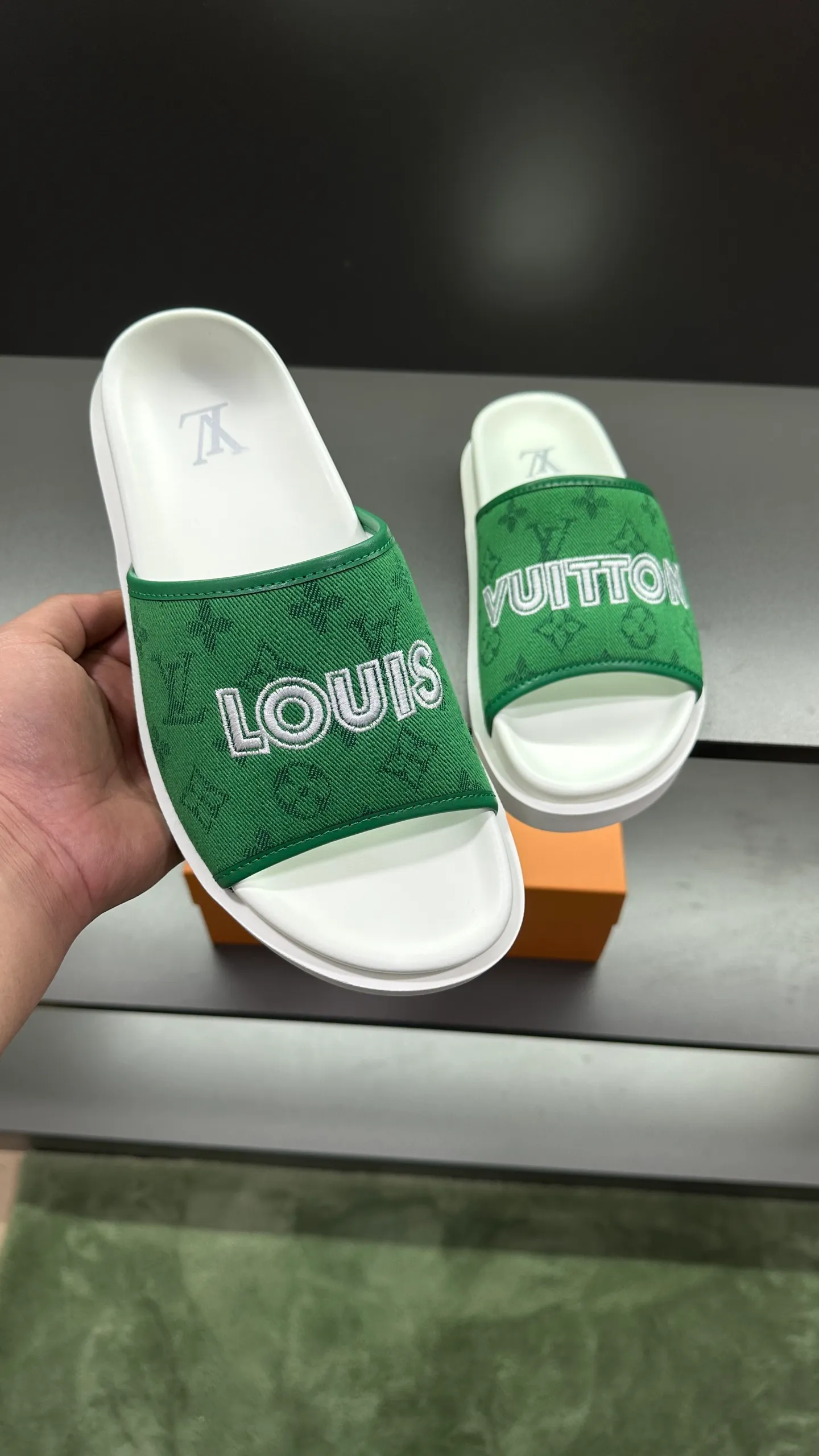 [L Home] P: 300💰Size: 38-45 Top purchasing lv men's summer slippers, classic presbyopia with soft real leather lining, unique color splicing effect, distinctive personality, fashionable and trendy essential style, light and comfortable. Lightweight and tough rubber insole, micro ridged foam outsole, super comfortable!